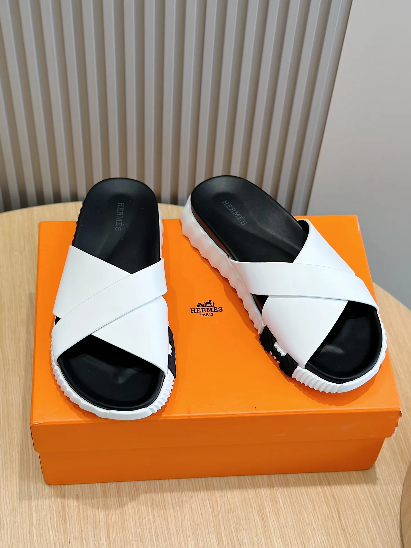 [HERMÈS] Top men's shoes 💰: 340💰 Size: 39-44 (38.45 46 custom-made) Herme*H Home Hermès Men's Sandals and Slippers - Original Replica Purchase the original version and make it one to one, the outsole is privately modeled, and the outsole color corresponding to each color is the same as the original version. Come to those who know the stuff 💪 The ultra-light soles are designed in contrasting colors, and they feel so comfortable on your feet! Calfskin, cowhide feet, private mold outsole.